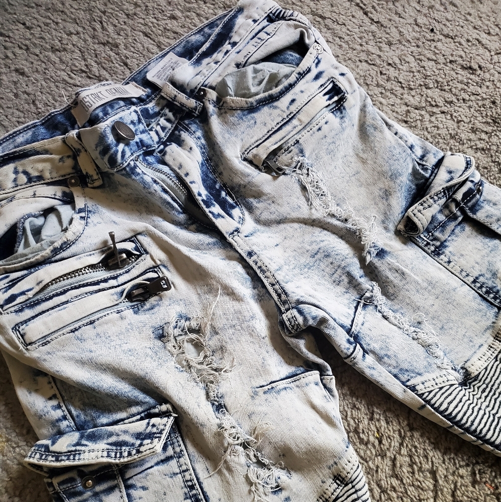 Light washed destruction jeans